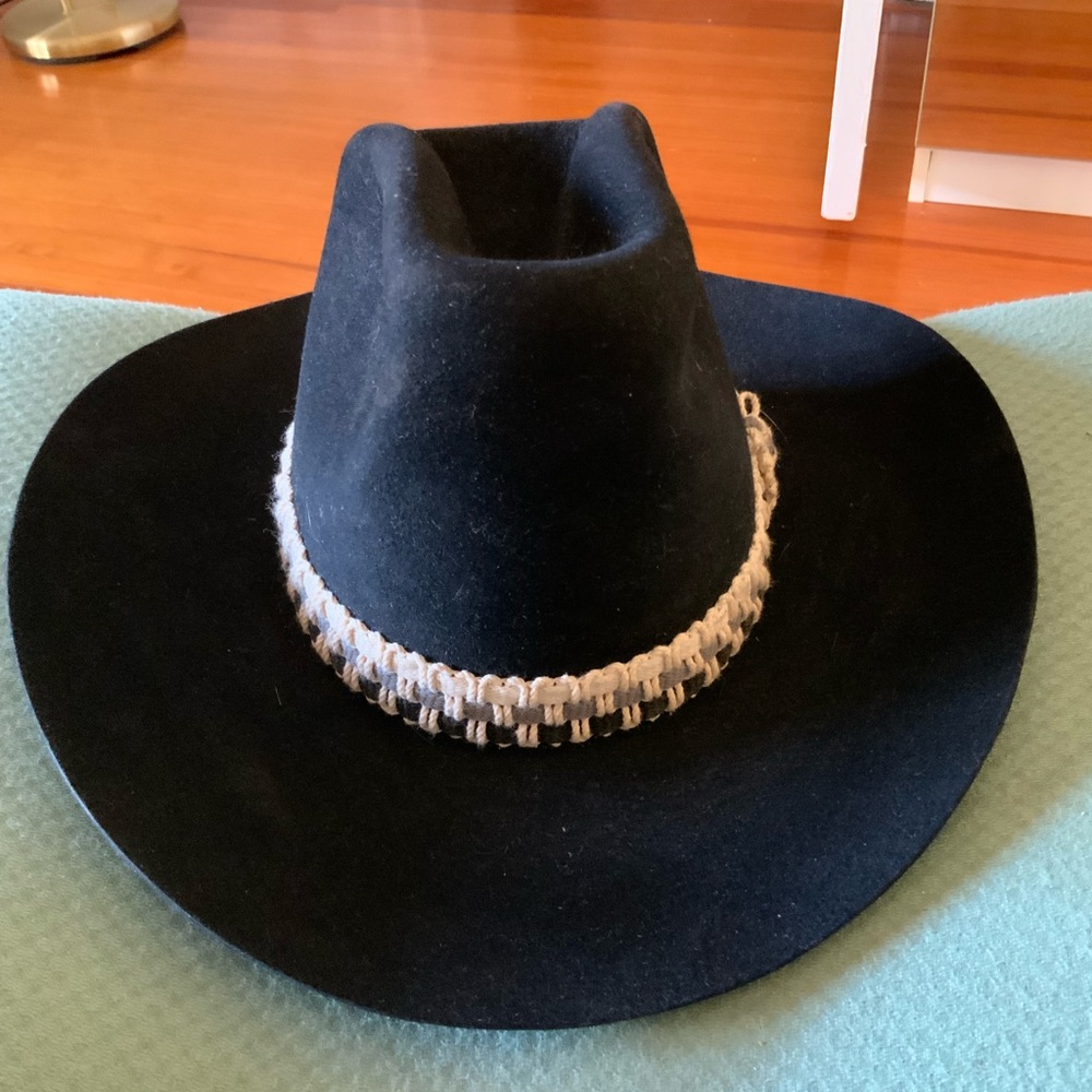 WESTERN COWBOY HAT.